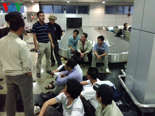 Rückkehr von rund 100 vietnamesischen Arbeitern aus Libyen in die Heimat    - ảnh 1